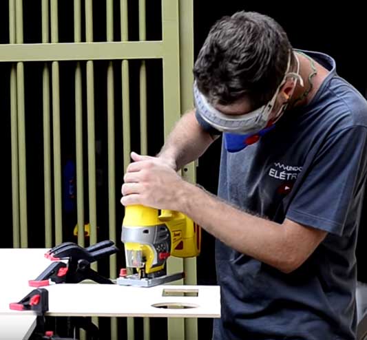 Worker using a hand-held Jigsaw.
